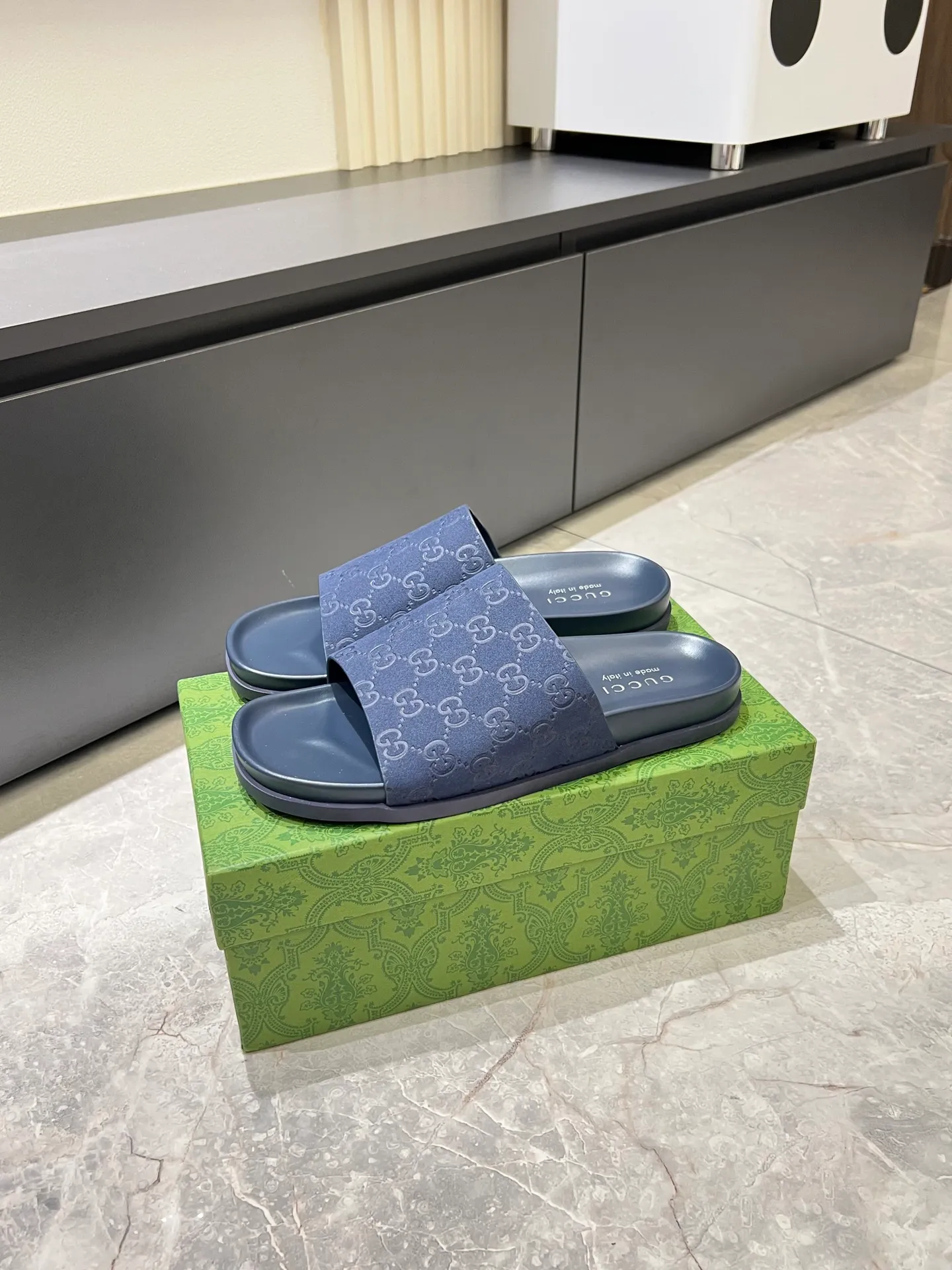 Men's Men's Shoes 💰p320 "GUCC＊" These slippers are made of GG polyester and feature a Gucci label on the front, adding a bold logo feel to the style. "Gucci Made in Italy" stamped label Rubber sole. Size 38-44